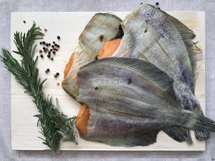 Деревенские гренки со вкусом Сметаны и Лука (Сурские): Камбала камчатская вяленая с икрой