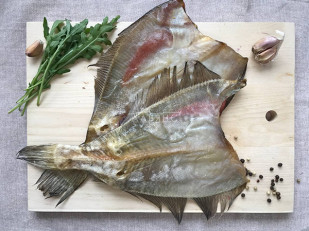 Деревенские гренки со вкусом Сметаны и Лука (Сурские): Камбала ёрш (Мурманская) вяленая
